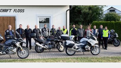 Bild: lst/exb
Die „Motorradfreunde Nervenkitzel“ der Siedlergemeinschaft Floß machten sich am Donnerstag am „Siedlerhaisl“ im Ortssteil Ziegelhütte auf dem Weg zu ihrer diesjährigen Tour unter dem Motto „Pässe pur“, die sie dieses Mal nach Südtirol führte.