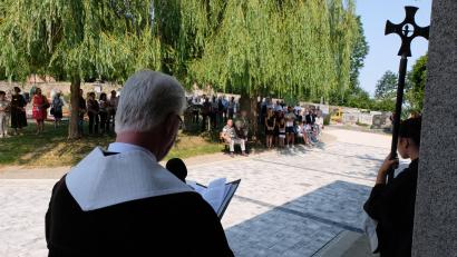 Bild: le
Pfarrer Wilfried Römischer bei der Segnungsfeier auf dem Friedhof