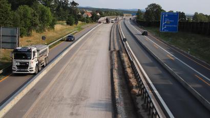 Bild: Thomas Dobler
Auf Höhe von Schwandorf befindet sich noch bis Oktober dieses Jahres eine Autobahnbaustelle in Fahrtrichtung Weiden (Länge: sechs Kilometer). Dabei wird ein Asphaltbelag ausgebracht, der den Verkehrslärm zu reduzieren hilft.