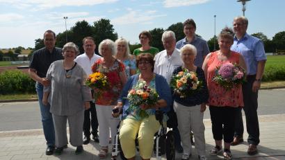 Bild: dob
Seit 35 Jahren gibt es in Vohenstrauß - dank Gisela Maier (vorne, rechts) - eine MS-Selbsthilfegruppe. Heute leitet Angelika Stahl-Grundmann (im Rollstuhl) mit ganzer Kraft die Gruppe, die sich regelmäßig trifft. In der Gaststätte des Sportzentrums wurde an den Beginn vor 35 Jahren erinnert.