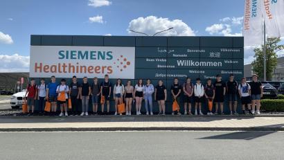 Bild: Siemens Healthcare/exb
Kemnather Mittel- und Realschüler erhielten beim MINT-Erlebnistag bei der Firma Siemens Healthineers einen Einblick in mögliche Ausbildungsberufe, Prozessoptimierung und den Einsatz von Robotern in der Fertigung.