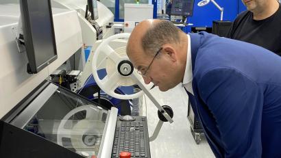 Bild: Lisa Weidner/exb
Beim Rundgang durch die Produktionsräume der GMK electronic design GmbH gewinnt Finanzminister Albert Füracker interessante Einblicke.