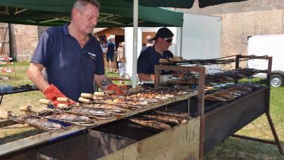 Bild: ak
Angesichts der sommerlichen Temperaturen waren die Mitglieder des Kreisfischereivereins am Grillstand nicht um ihre Aufgabe zu beneiden.
