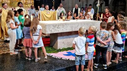 Bild: R. Kreuzer
Pfarrer Markus Schmid feiert sein 25. Priesterjubiläum mit den Kindern am Altar und weiteren fünf Zelebranten