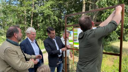 Bild: Hofbauer/AELF/exb
Wildlebensraumberater Balduin Schönberger (von links), Georg Mayer, Leiter des AELF, Eric Beißwenger und Landwirt Marco Mulzer brachten das Hinweisschild am Mühlbach an und eröffneten damit das Projekt.
