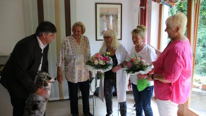 Bild: sne
Bürgermeister Edgar Knobloch und langjährige Mitarbeiter verabschieden Ulrike Domanowsky in den verdienten Ruhestand. Auf mehr Freizeit mit seinem Frauchen freut sich Australian Shepherd Lolly