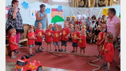 Bild: le
"Tatütata die Feuerwehr ist da" spielen die Kleinsten beim Kinderfest und erhalten großen Applaus.