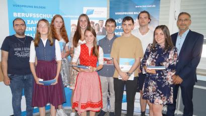 Bild: Werner Sauer/exb
Ghazar Bedros, Katharina von Borstel, Selina Plößl, Alexandra Heppner, Ramona Zilk, Marco Karl, Lukas Rittmann, Stefan Fritsch und Ann-Katrin Klarner (von links) sind die Besten in ihren Berufen. Ihnen gratuliert Oberstudiendirektor Martin Abt (rechts).