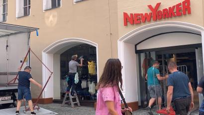 Bild: roa
Einen Tag vor der Eröffnung werden an der neuen New-Yorker-Filiale neben der Krambrücke in der Fußgängerzone noch letzte Arbeiten erledigt. Künftig ist der Laden viermal so groß wie bisher.