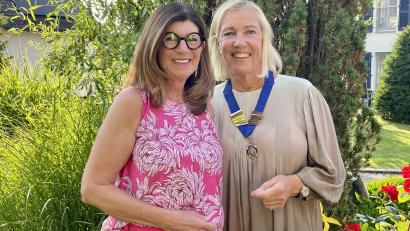 Bild: gkr
Iris Müller (links) hat die Präsidentinnenkette von Inner Wheel Weiden an ihre Nachfolgerin Ulrike Küblbeck übergeben.