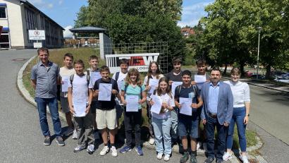 Bild: Klug/exb
Die Schüler des des Ortenburg-Gymnasium lernten bei einem Besuch der Firma TGW Systems Integration aus Teunz Grundlagen des Programmierens.