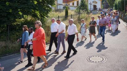 Bild: wec
Tropische Temperaturen beim Pfarrfest in Ebermannsdorf. Nach dem Festgottesdienst mit Domkapitular Johann Ammer in der fertig restaurierten Johanneskirche zieht die Gemeinde mit der Jugendblaskapelle Fensterbach zur Bruder-Konrad-Kirche zum Pfarrfest, das dort im schattigen Innenhof stattfindet. 
Die Zelebranten sind: DK Johann Ammer (der größte), Pfarrer Sagai, Pfarrer i.R. Josef Dotzler (mit Bart) und Pfarrer i.R. Josef Beer. Die Dame in rot ist die Gemeindereferentin Kathrin Blödt.