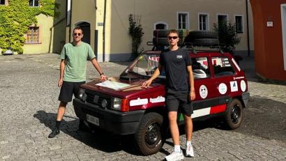 Bild: Lodovico Garini (privat)
Lodovico Garini und Luca Troiano machen auf dem Weg von der Lombardei in die Mongolei Halt am Pfarrplatz in Weiden. Lodovicos Bruder soll als dritter Passagier ihres Fiat Panda im Iran zu den beiden stoßen.