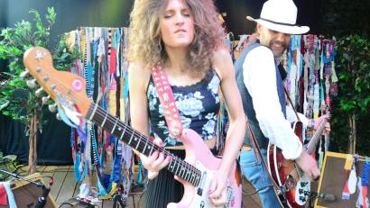 Bild: Kunz
"Muddy What? " treten mit ihrem Blues-Sound auf der Bühne der "Live Stage" im Parapluie in Weiden auf. Auch als Duo begeistert die Band das Publikum.