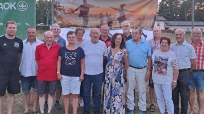 Bild: Markus Hawlicek/exb 
Der FSV Gärbershof feierte – und sie feierten mit (von links): Fabio Stammler, Markus Hawlicek, Peter Grieshaber, Michael Singer, Kerstin Hawlicek, Sabine Baumeister-Kiener, Richard Lotter, Albert Kiener, Theresa Schmid, Peter Wöhner, Karl Bernklau, Bernhard Schmid, Irmgard Höfler, Hans Höfler und Andreas Wiesner.