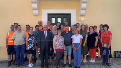 Bild: Markt Bad Neualbenreuth/exb
In der Mitte Siegfried Rustler zusammen mit seiner Ehefrau Monika (links daneben) vorm Rathaus Bad Neualbenreuth im Kreise seiner Kolleginnen und Kollegen aus allen Abteilungen der Gemeinde.
