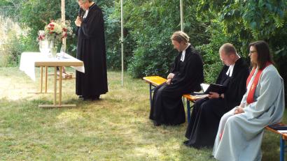 Bild: e
In der Paulaner-Gemeinde ist der Glockenturm eingeweiht worden. Hier ist Dekan Karlhermann Schötz bei seiner Predigt.