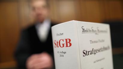 Symbolbild: Oliver Berg/dpa 
Ein Strafgesetzbuch (StGB) steht im Gericht auf der Richterbank: Gerichts-Reporter Wolfgang Houschka zweifelt die Taktik einiger Rechtsanwälte an.
