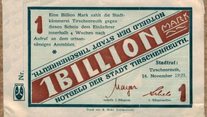 Bild: Sporrer, Thomas
Franz Krapf besitzt eine beachtliche Sammlung an 100 Jahre alten Geldscheinen. Darunter eine herausragende Note: Der 1-Billion-Mark Notgeldschein der Stadt Tirschenreuth wurde am 16. November 1923 herausgegeben.