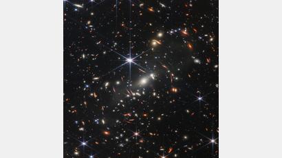 Bild: Space Telescope Science Institut/NASA/ESA/CSA/dpa
Der Galaxienhaufen SMACS 0723, aufgenommen mit dem „James Webb“-Teleskop. Die US-Raumfahrtbehörde Nasa hat den ersten Jahrestag des Beginns der wissenschaftlichen Arbeit des „James Webb“-Teleskops gefeiert.