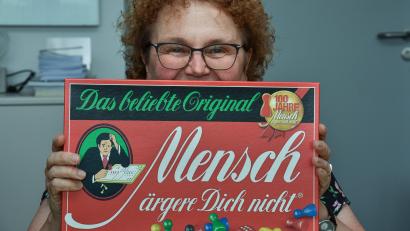Bild: Stephan Huber
Initiatorin Brigitte Netta hofft, dass möglichst viele Teilnehmer beim „Mensch ärgere dich nicht“-Weltrekord in Amberg mitspielen.