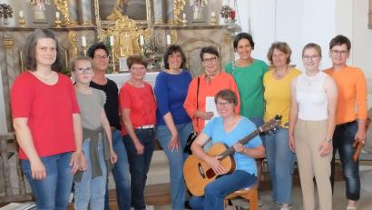 Bild: no
Premiere für den zehnköpfigen Simultanchor unter der Leitung von Sandra Maderer (vorne mit Gitarre): Bei einer Abendandacht in St. Magdalena trug er mit neuen geistlichen Liedern zum Gelingen bei. Die Besucher spendeten insgesamt 818 Euro für die Kirchenrenovierung.