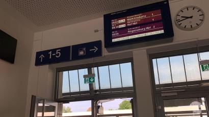 Archivbild: Gabi Schönberger
Am Mittwochmorgen zeigte die Anzeige am Bahnhof in Weiden eine ganze Menge Verspätungen an.