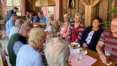 Bild: M. Beer/exb
Zum Sommerfest des CSU-Ortsverbandes Schwarzhofen sind einige Gäste gekommen.