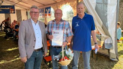 Bild: fnk
Bürgermeister Michael Göth (links) und Siedler-Vorsitzender Klaus Frieser (rechts) überreichten Hans-Jürgen Reitzenstein die Ernennungsurkunde zum Ehrenmitglied.
