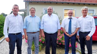 Bild: whü
Matthias Busch (Zweiter von links) ergänzt als Aufsichtsrat das Führungsgremium der Raiffeisenbank am Kulm mit Vorstand Peter Porsch, Aufsichtsratsvorsitzendem Konrad Wolf und Vorstand Konrad Schäffler (von rechts). Mit im Bild Oberrevisor Ulrich Thümling (links) vom Genossenschaftsverband Bayern.