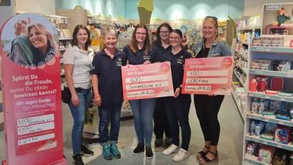 Bild: Stefanie Baier/exb
Marktleiterin Lena Geyer übergab die Schecks an Daniela Hautmann, Simone Heser, Anja Clement, Alicia Clement und Stefanie Baier (von links).