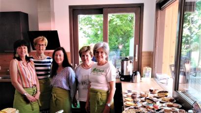 Bild: gi
Das Küchenteam versorgt die Besucher beim OWV Sommerfest im Generationenpark mit leckeren Kuchen und Kücheln.