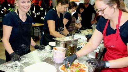 Bild: Ruhland/exb
Viel zu tun hatten die zahlreichen Helferinnen beim italienischen Abend der Feuerwehr Nunzenried.