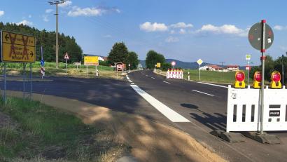 Bild: Portner
Verkehrsfreigabe nach zwei Monaten Vollsperrung der Staatsstraße 2159 zwischen Oberviechtach und Gaisthal: Am 13. Juli werden die Umleitungsschilder und Straßenabsperrungen auch an der Linder Kreuzung abgebaut.