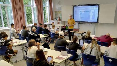Bild: Mittelschule Kemnath/exb
Said Rezek (stehend) leitete den Workshop für die Achtklässler.