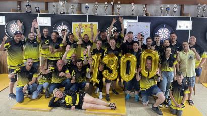 Bild: Stefan Schmidt/exb 
Die 1. Steel-Dart-Verein Amberg hat mit der Aktion "Spiel um dein Getränk" 1300 Euro für die Selbsthilfegruppe krebskranker Kinder eingenommen.