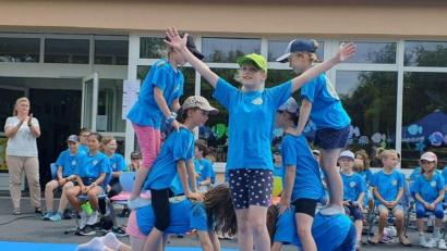 Bild: lym
Die Schülerinnen und Schüler der Grundschule Bad Neualbenreuth beeindruckten beim Sommerfest mit akrobatischen Kunststücken.