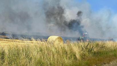 Bild: Polizei
Am Dienstag geriet beim Versuch, einen Feldbrand zu löschen bei Matzersreuth auch ein Traktor in Brand.