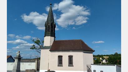 Bild: tra
Die Friedhofskapelle und die Friedhofsmauer in Wolfsbach wurden von den Wolfsbacher Schützen neu gestrichen.