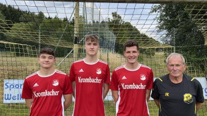 Bild: mr
Die Neuzugänge des SV Pullenried (von links) Michael Völkl, Bastian Höger und Simon Wurdack. Rechts steht Co-Trainer Josef Klier. Nicht auf dem Bild ist bTrainer Marin Marinov, der im Urlaub weilt.