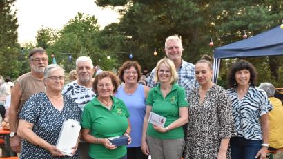 Bild: hcz
Beim Gartenfest des Heimatrings um Vorsitzenden Heiner Vierling (hinten, rechts) gibt es einige Quiz-Gewinner.