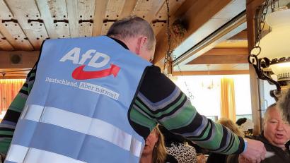 Bild: Würth, Wolfgang
Ein AfD-Wahlhelfer verteilt Stimmzettel. Bei 200 Wahlberechtigten und vier geheimen Wahlgängen zog sich die Versammlung lange hin.