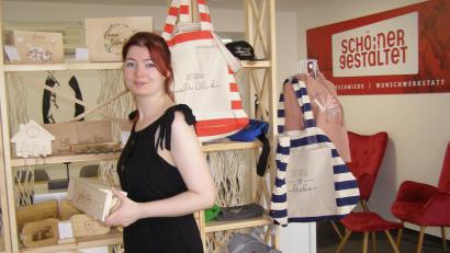 Bild: pz
Anna Schörner präsentiert im Bereich zur Egerer Straße hin Waren, die von der Designerin personalisiert und zu Unikaten werden.