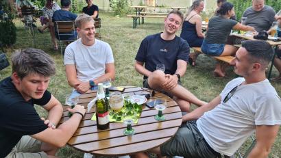 Bild: sne
Bei Weißwein konnte man einen schönen Abend mit Urlaubsstimmung in Pfarrgarten verbringen.