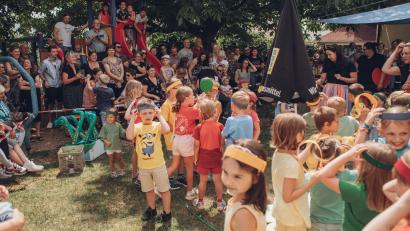 Bild: mab
Kinder und Erwachsene hatten gleichsam ihren Spaß bei bester Unterhaltung und kulinarischen Höhepunkten. Mit einer Vielzahl von spielerischen Aufführungen begeisterten die über 60 Kinder ihre Gäste.