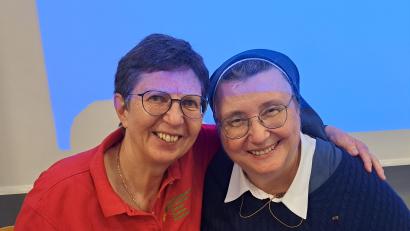 Bild: ads
Die Gründerin und Vorsitzende der Selbsthilfegruppe Chronischer Schmerz, Maria Boßle (links), freut sich, dass Schwester Teresa zum 20-jährigen Bestehen der Selbsthilfegruppe Chronischer Schmerz nach Sulzbach-Rosenberg gekommen war.