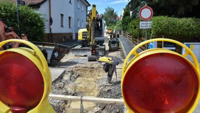 Bild: Stephan Huber
Die Bauarbeiten in der Poltzstraße in Amberg ziehen sich noch etwas hin. Laut Angaben der Stadt soll die Erneuerung spätestens Anfang November beendet sein.