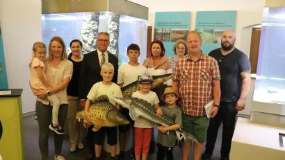 Bild: Stadt Tirschenreuth/exb
Bürgermeister Franz Stahl (Vierter von links) mit den Gewinnern Luis Döllinger (Fünfter von links), Noel Bladeck (Sechster von links) und Leonie Bischof (Siebte von links). Sie durften sich ein Fischkissen aussuchen.