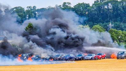 Bild: picture alliance/dpa/EinsatzReport24 | ER24
Ein Feuer hat Fahrzeuge auf einem Stoppelfeld am Rande des Bad Wimpfener Talmarktes zerstört.