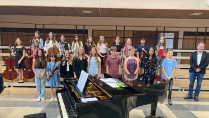 Bild: Stefan Daubner/exb
Die Schüler der 6. Jahrgangsstufe des Musischen Zweiges stellten sich nach dem Konzert zum Gruppenfoto auf.